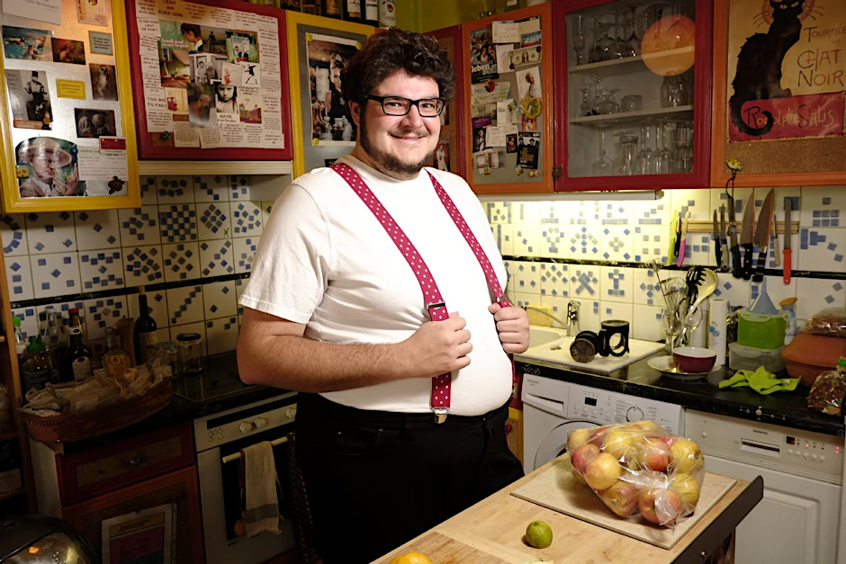 "Ich gehe gern von der größtmöglichen Tragödie aus und erzähle das dann mit einem Augenzwinkern." Schauspieler und Regisseur Axel Ranisch in seiner Wohnung in Berlin.