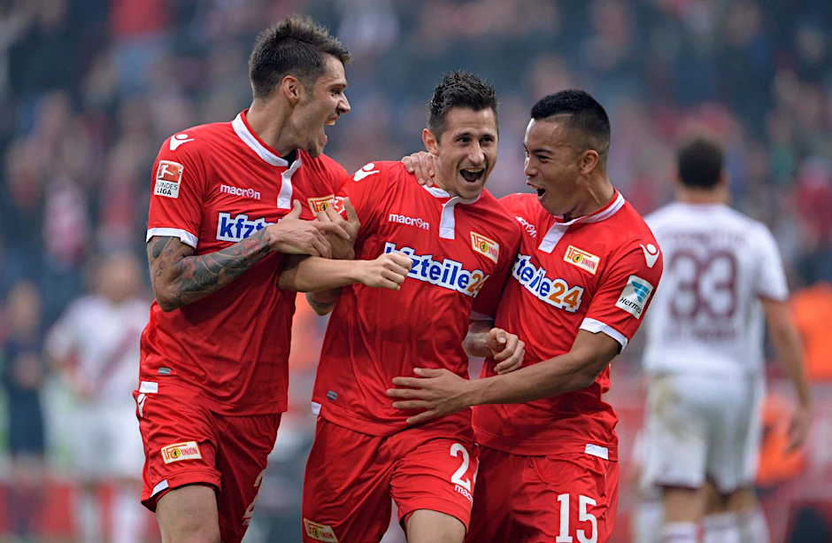 Torjubel bei Union: Torschütze Steven Skrzybski (Mitte) mit Christopher Trimmel (links) und Bobby Wood.