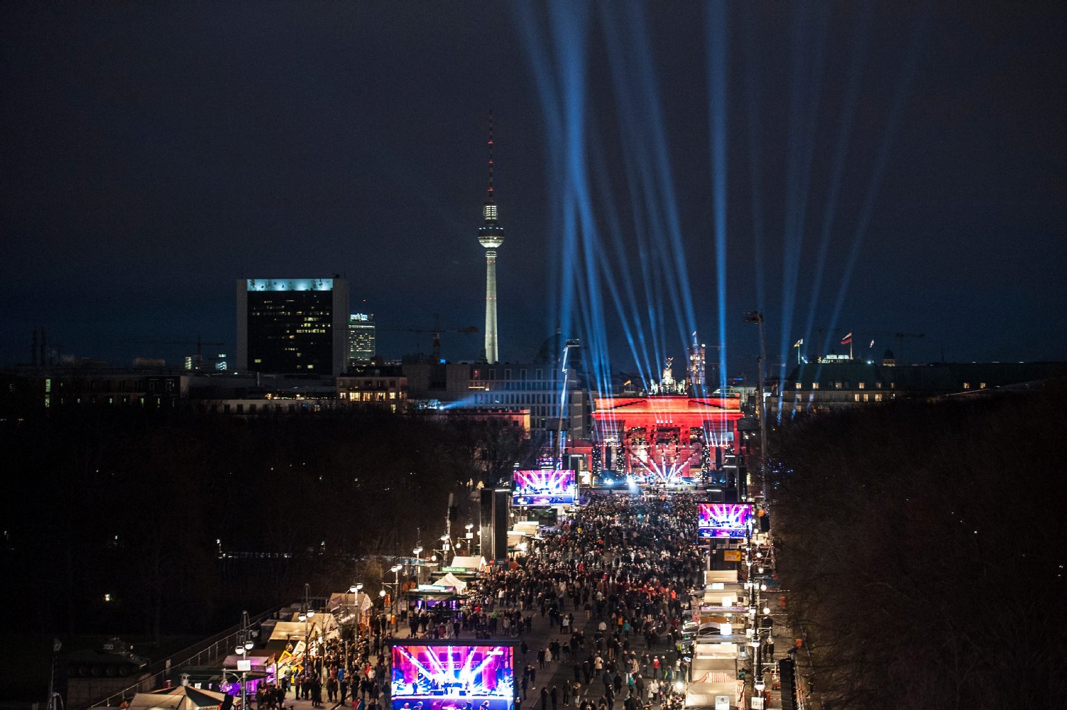Bei Temperaturen um den Gefrierpunkt strömten Berliner sowie Touristen aus dem Bundesgebiet und aus aller Welt zum Brandenburger Tor.