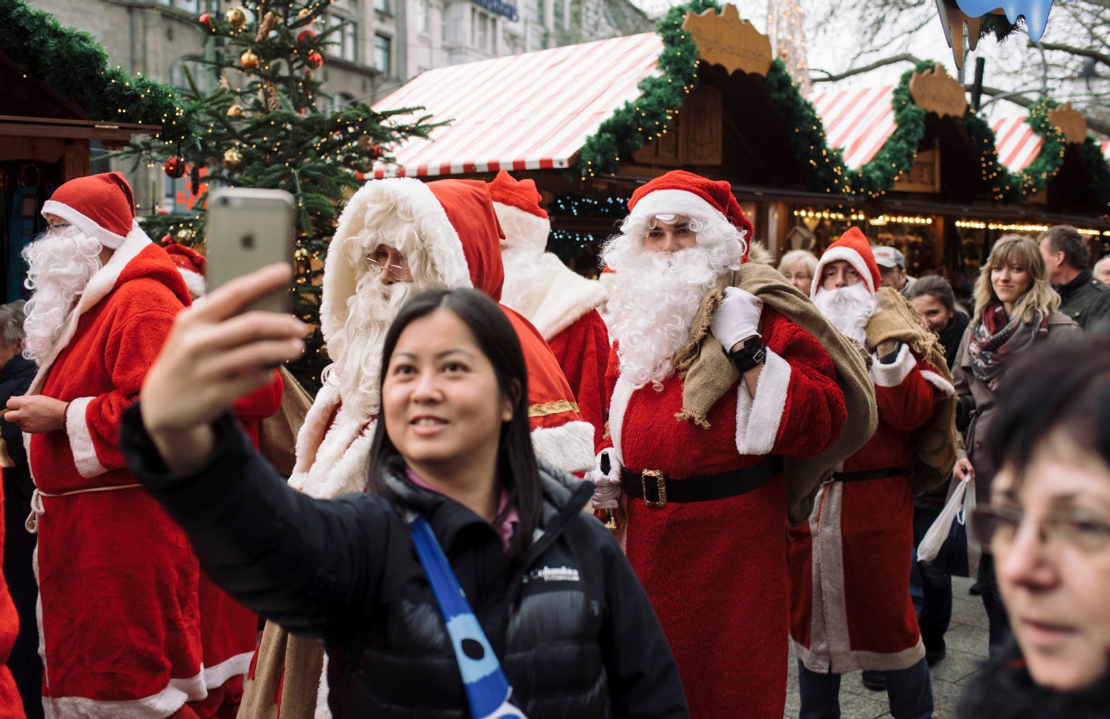 Selfie mit den Weihnachtsmännern.