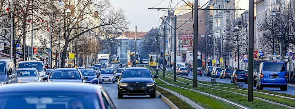 Die Berliner Allee in Weißensee ist eine der am meisten befahrenen Straßen in Berlin. Das wirkt sich auf die Lärm- und Feinstaubbelastung aus.