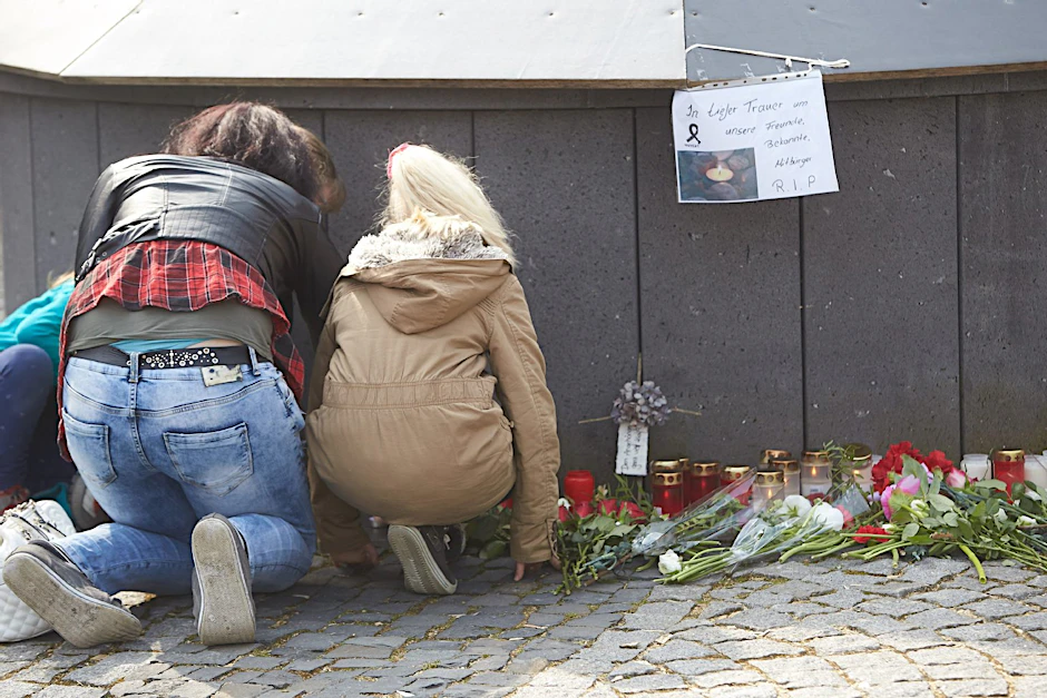 Am Brunnen gedenken die Menschen auf dem Marktplatz in Westerburg (Rheinland-Pfalz) der Opfer des Absturzes von Germanwings Flug 4U 9525.