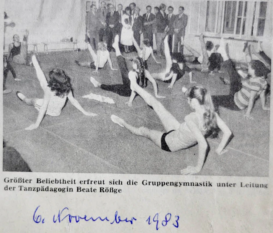 Der Gymnastiksaal im Chemnitzer Stadtbad im Jahre 1983: Der Yoga-Kurs wird von einer Stadtdelegation (Hintergrund) in den Augenschein genommen.