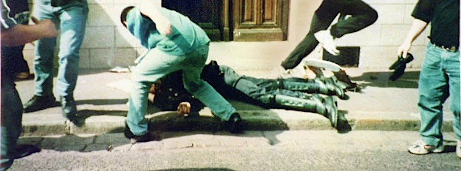 Dieses Bild ging 1998 um die Welt: Daniel Nivel liegt schwer verletzt am Boden.