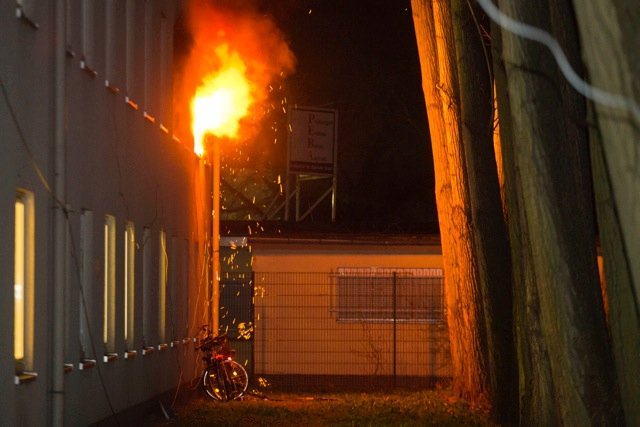 Das Feuer im Flüchtlingsheim war am frühen Morgen in einem der Zimmer ausgebrochen - vermutlich aufgrund einer brennenden Zigarette.