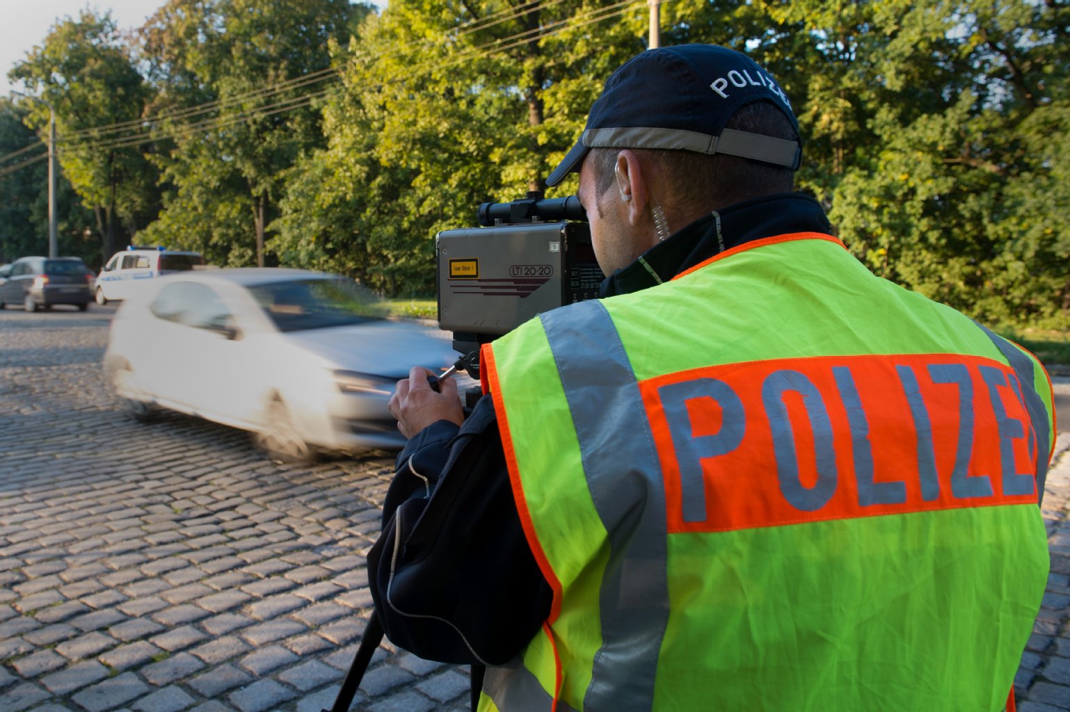 Anwohner hatten sich beschwert, die Polizei kontrolliert. Am Montagabend ging ihr ein 130-Stundenkilometer-Raser ins Netz.