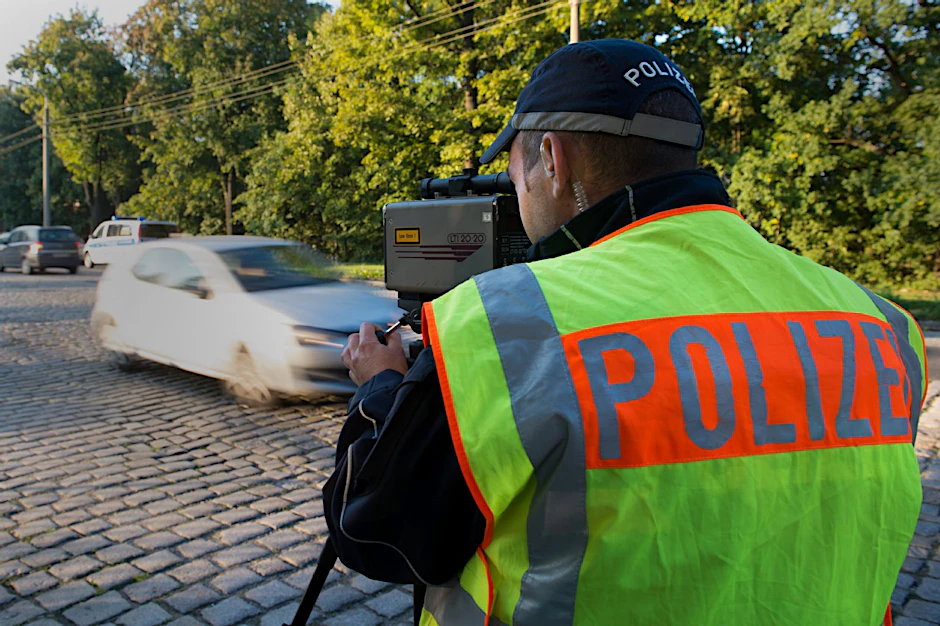 Anwohner hatten sich beschwert, die Polizei kontrolliert. Am Montagabend ging ihr ein 130-Stundenkilometer-Raser ins Netz.