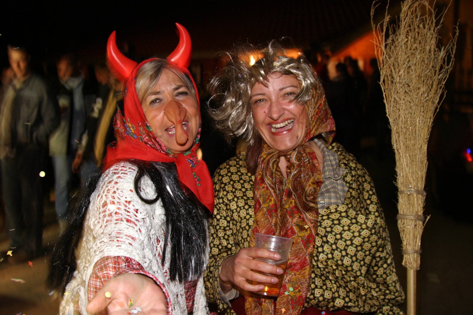 Auf dem Brocken im Harz, also auf dem Blocksberg, feiern Hexen die Walpurgisnacht 2004.