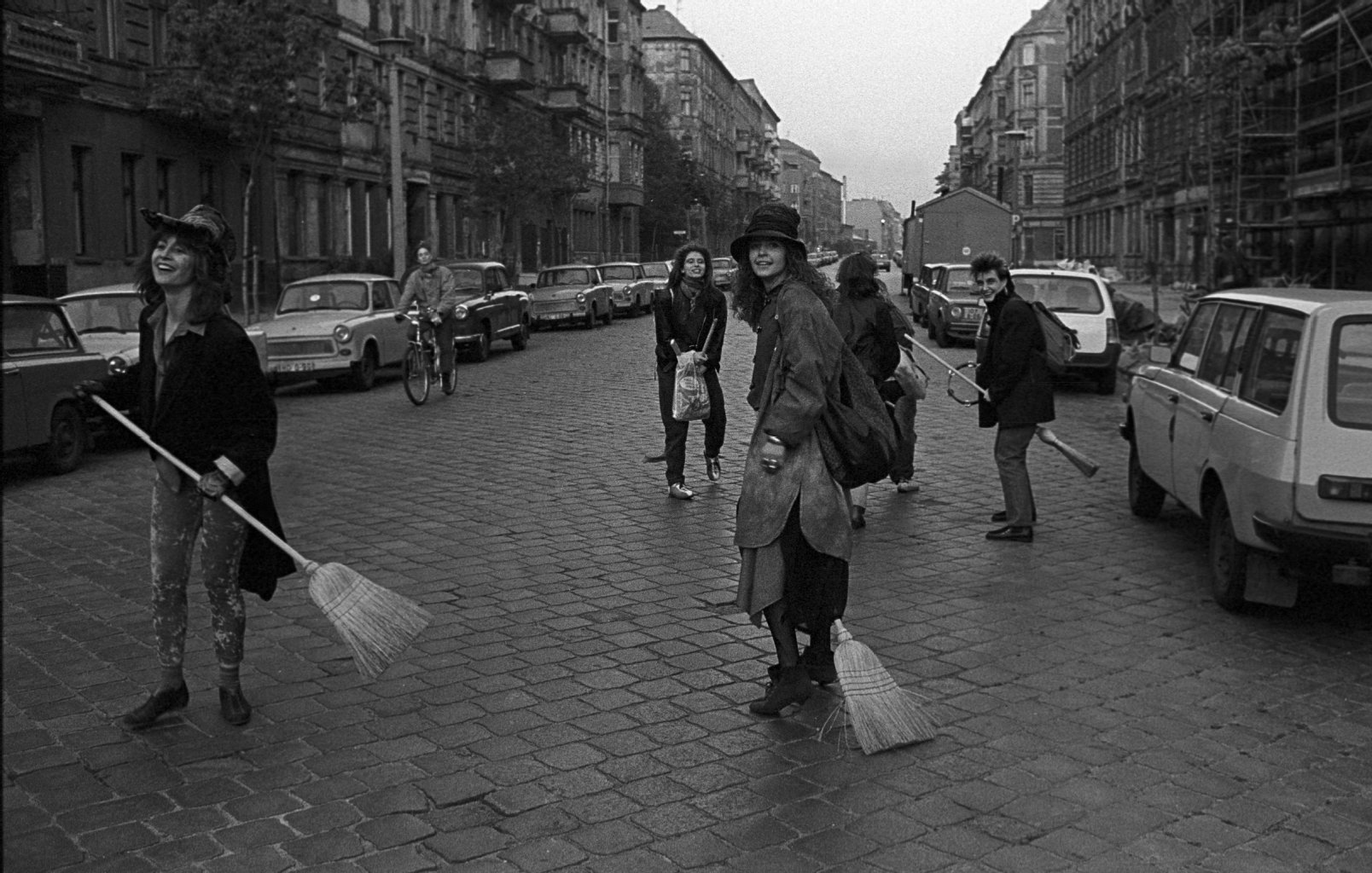 Am 30.4.1990 wird die Walpurgisnacht in Prenzlauer Berg in Berlin gefeiert. Als Hexen Kostümierte in der Wörther Straße sind auf dem Weg zum Wasserturm, wo ein Hexenfeuer brennt.