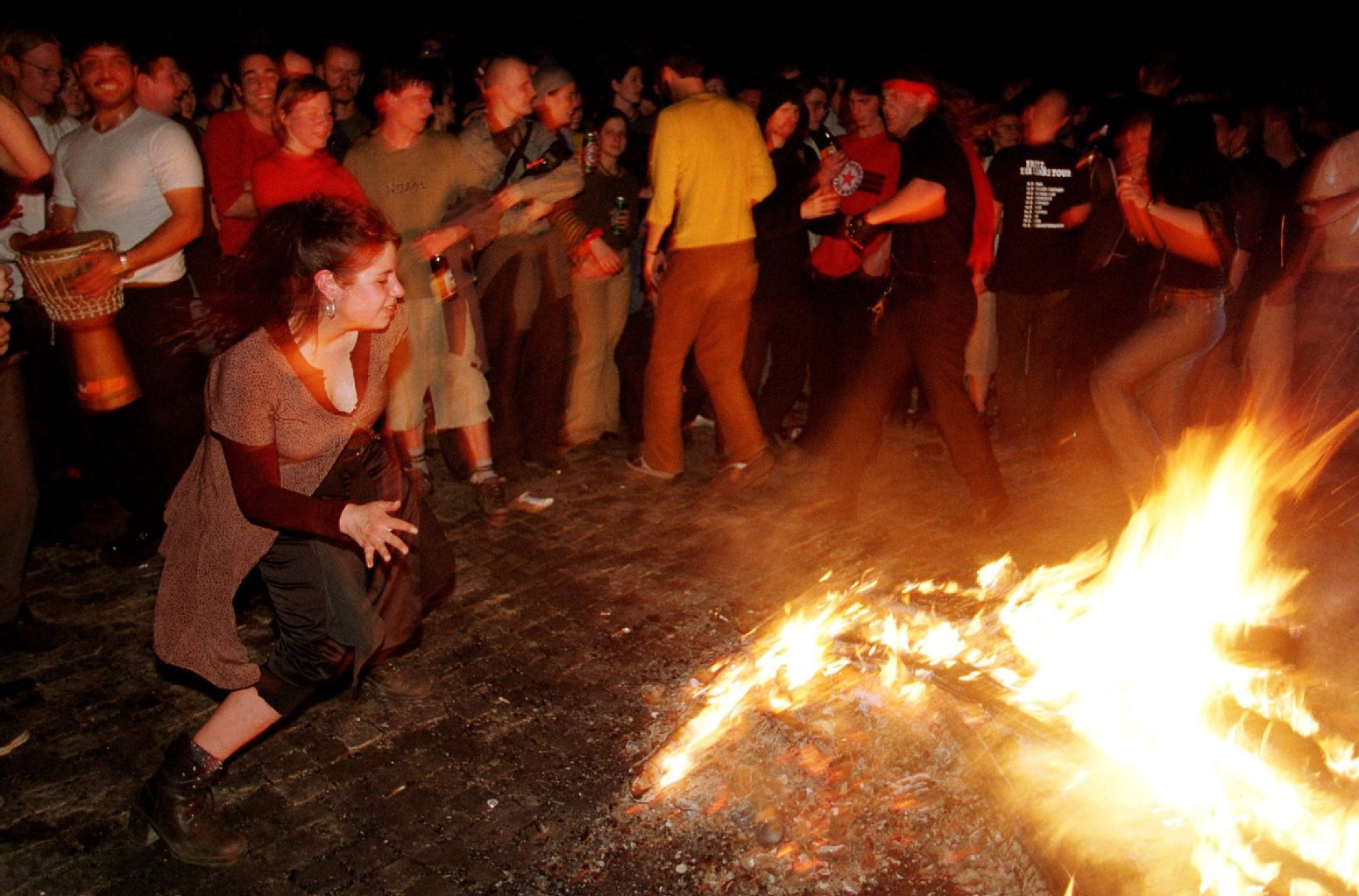 Jugendliche lassen 2001 im Mauerpark in Berlin das Walpurgisnachtfeuer brennen.