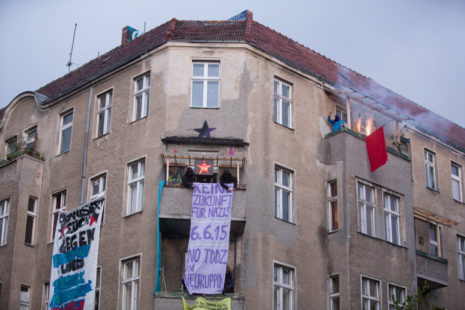In Wedding werden die Demonstranten von den Anwohnern mit Transparenten unterstützt. Kritikpunkt sind unter anderem die hohen Mieten in dem Stadtteil.