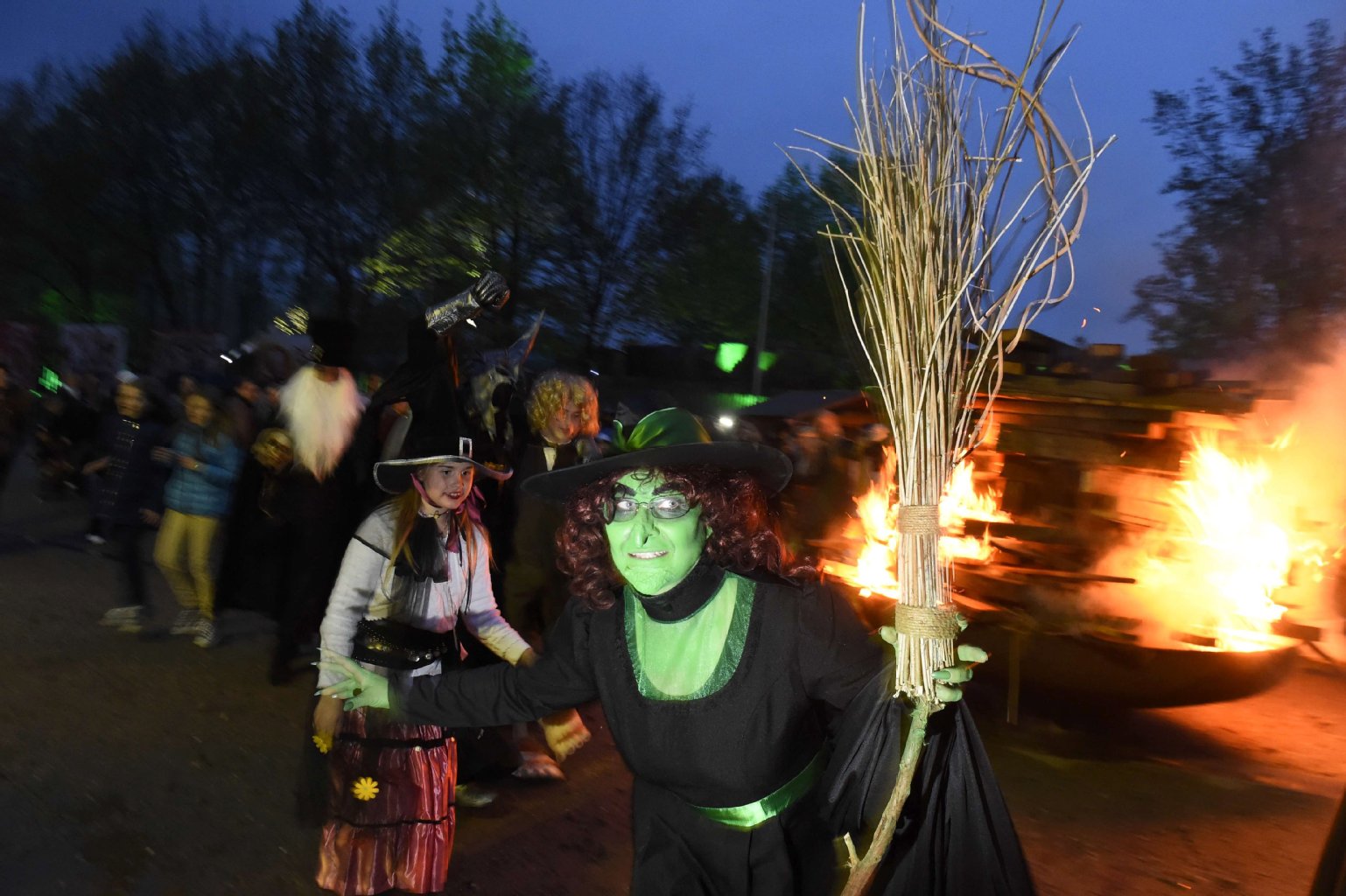 Je weiter die Walpurgisnacht voranschreitet, desto schauerlicher werden die Veranstaltungen im Filmpark Babelsberg: Das Maifeuer wird entzündet.