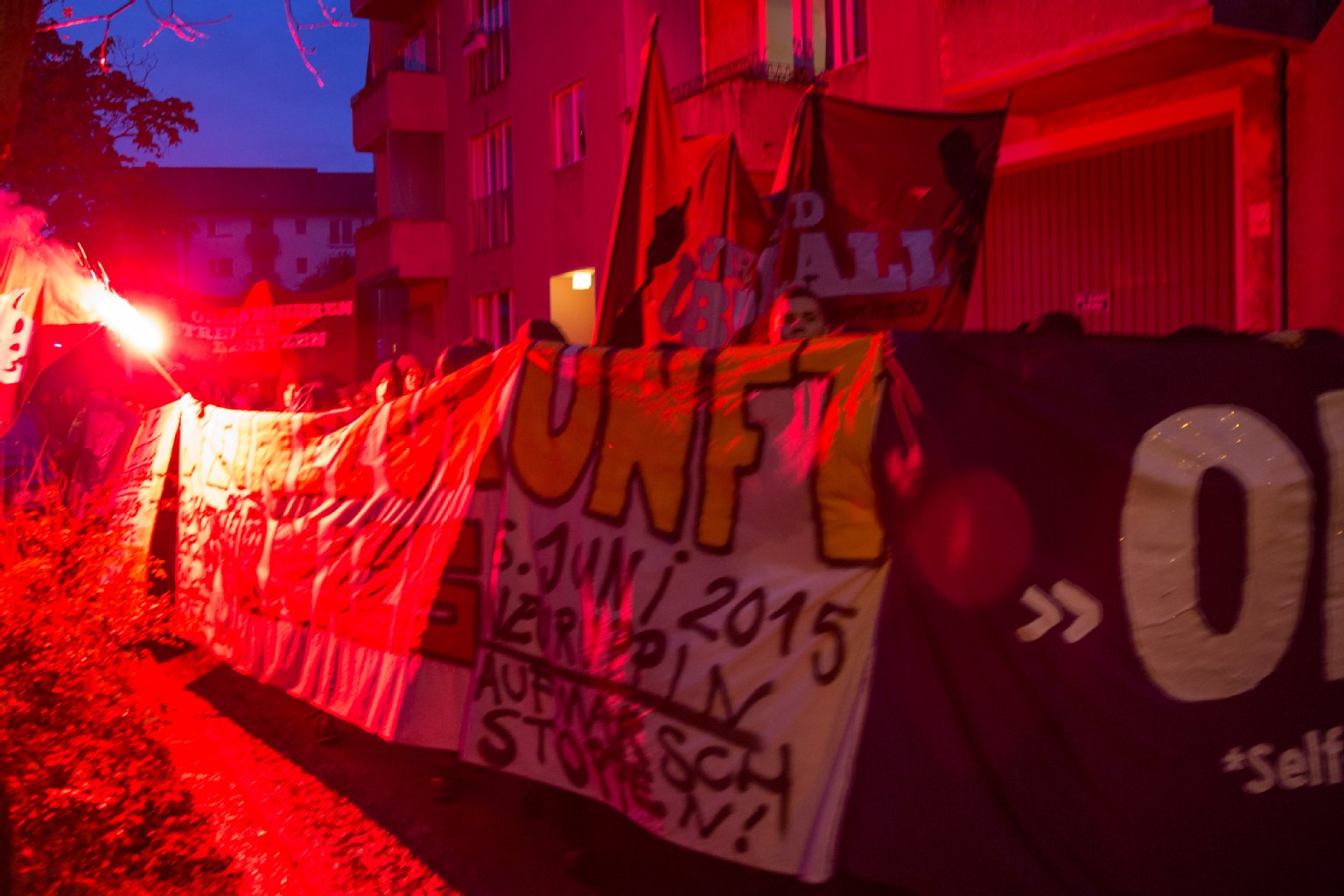 Einige gewaltbereite Demonstranten zündeten später am Abend Pyrotechnik. Es kam zu einigen Festnahmen seitens der Polizei.