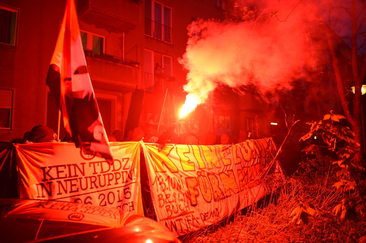 Etwa 2500 Menschen nehmen am Donnerstagabend an der traditionellen Walpurgisnacht-Demo linker Gruppen in Berlin teil.