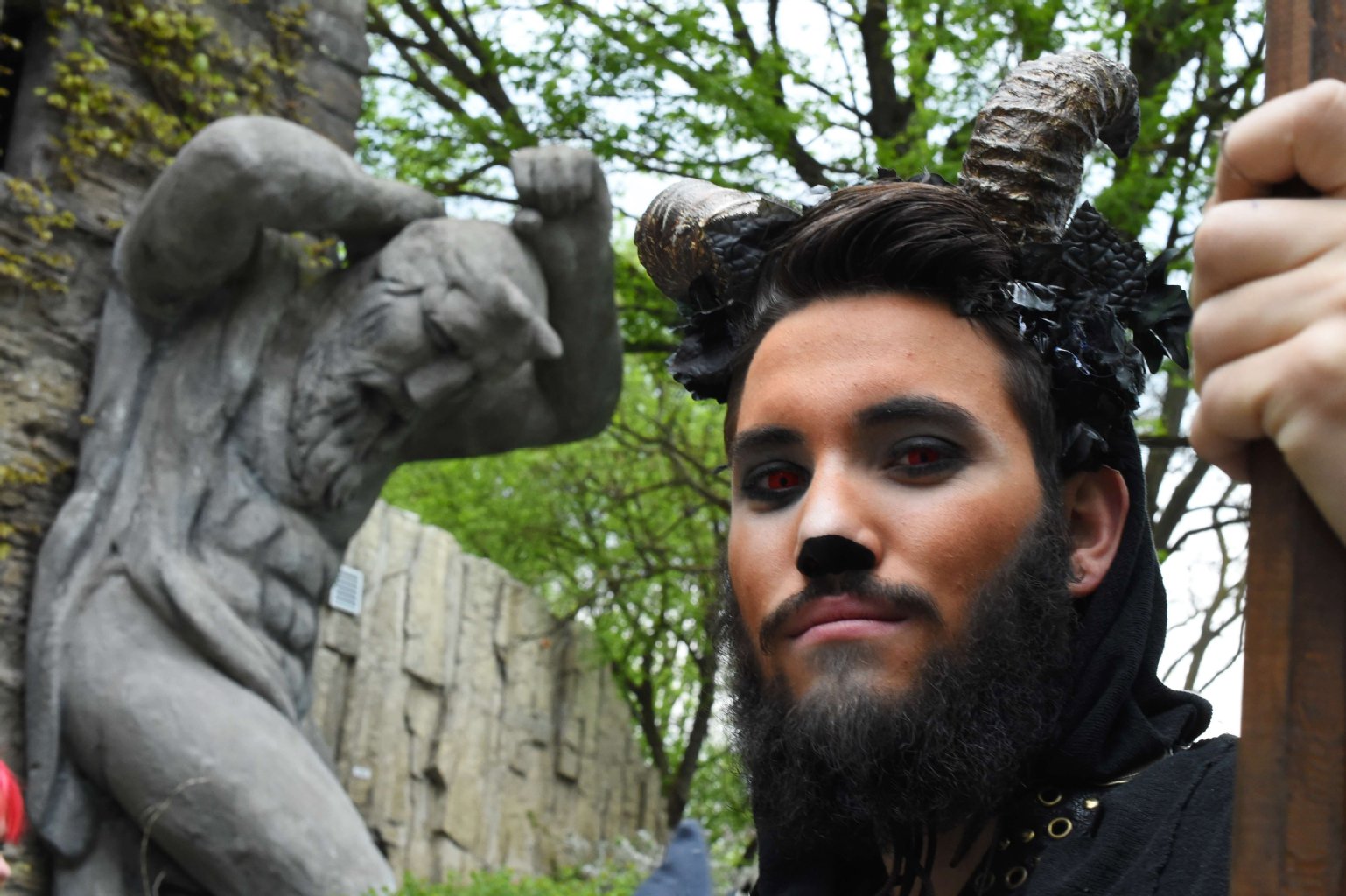 Kein reines Hexenfest: Auch Männer lassen sich den Spaß der Walpurgisnacht nicht entgehen und verkleiden sich als Satan mit Teufelshörnern.