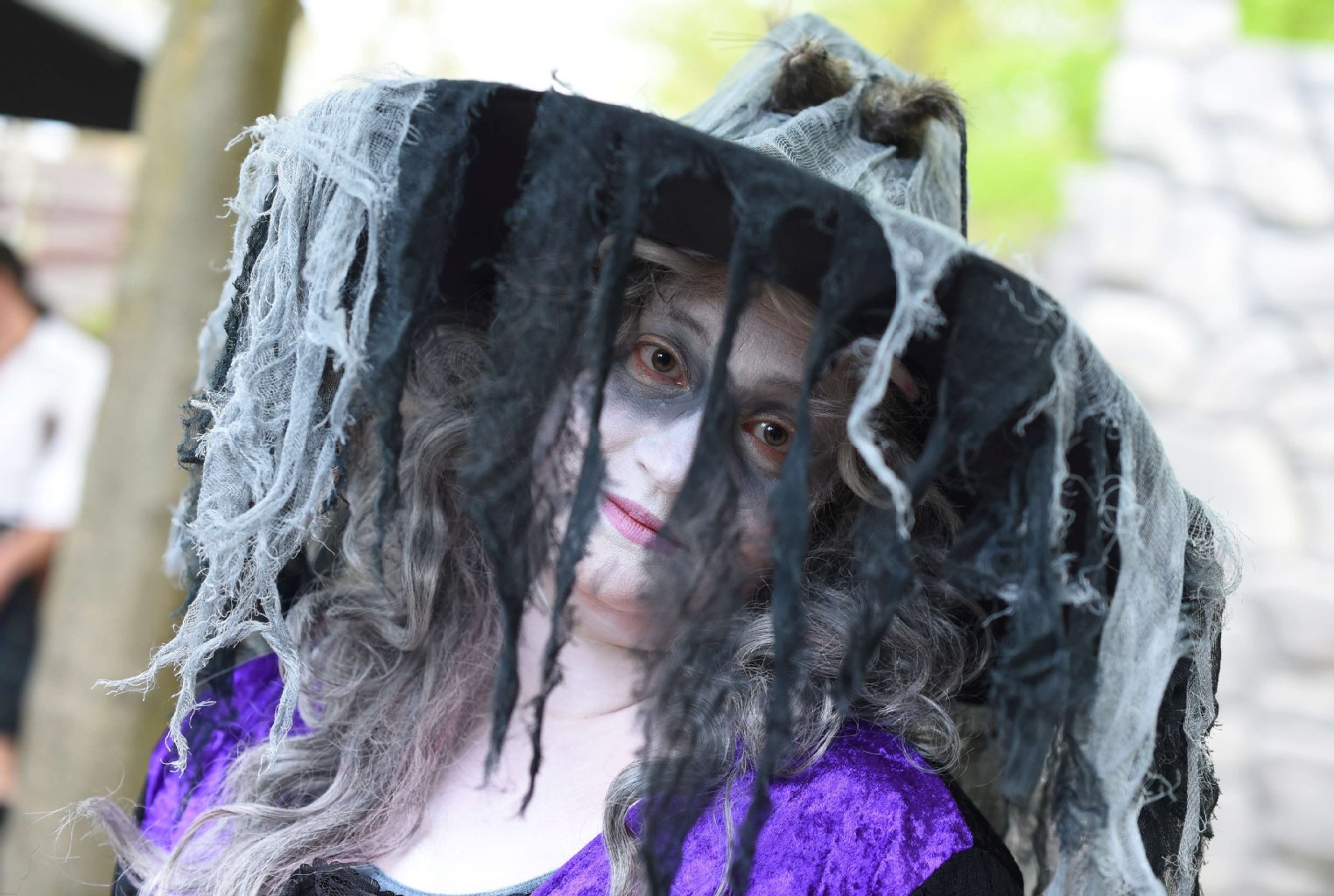 Der Sage nach versammeln sich zur Walpurgisnacht die Hexen auf dem Hexentanzplatz bei Thale, um von dort aus auf Besen, Mistgabeln, Katzen und ähnlichen "Fluggeräten" gemeinsam zum Brocken zu fliegen, wo das eigentliche Hexenfest stattfindet.