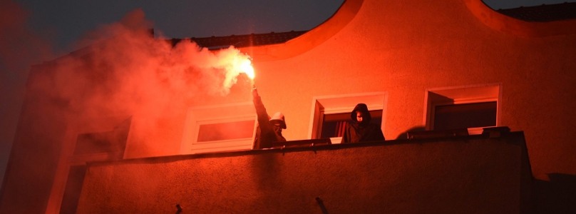Donnerstagabend: Anhänger beobachten mit Pyrotechnik vom Balkon eines Hauses aus den Demonstrationszug, der bei der traditionellen Walpurgisnacht-Demo linker Gruppen durch Berlin zieht.