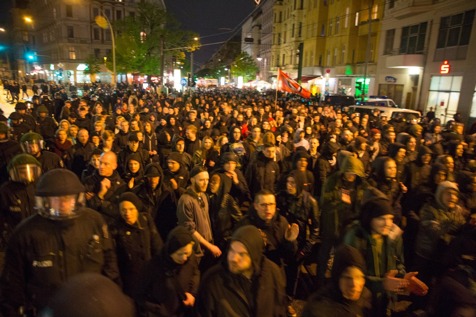 Trotz des schlechten Wetters nahmen rund 2500 Menschen an der Demonstration in der Walpurgisnacht teil.