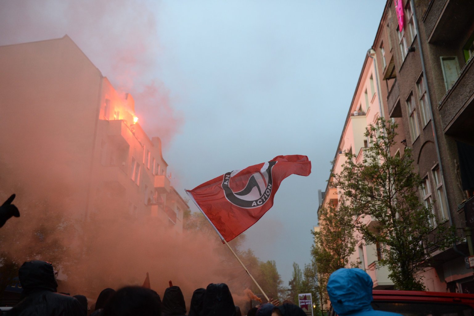 Sowohl am Rande der Demo als auch mitten drin werden die Feuerwerkskörper gezündet. Die Täter sind in der Regel vermummt.