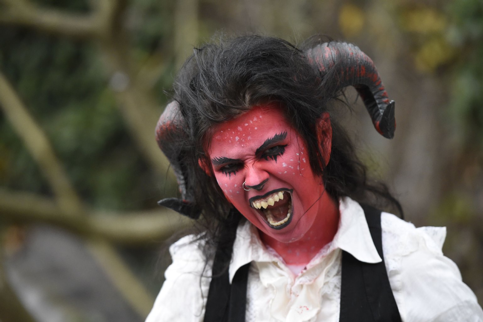 Auch Besucher des Filmparks Babelsberg in Potsdam haben sich am Donnerstag als Teufel und Hexen verkleidet.
