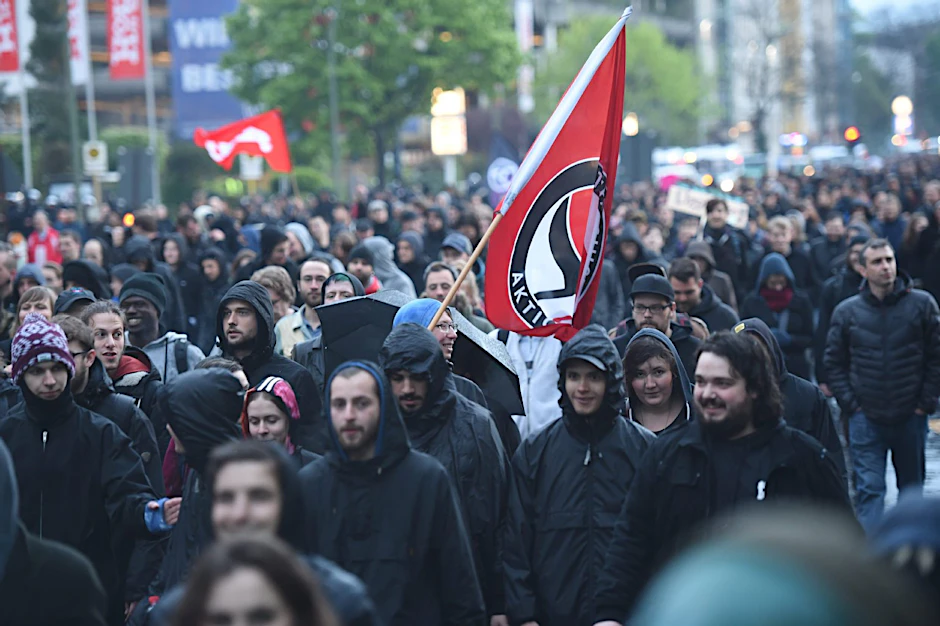 Die Demonstranten zogen in der Walpurgisnacht vom Leopoldplatz zur Eberswalder Straße in Prenzlauer Berg.