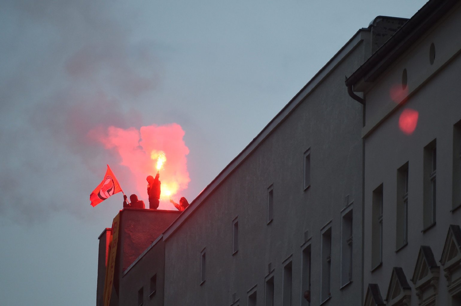 Rund 200 von ihnen stuft die Polizei als gewaltbereit ein. Nach etwa anderthalb Stunden wurden die ersten Bengalos gezündet.