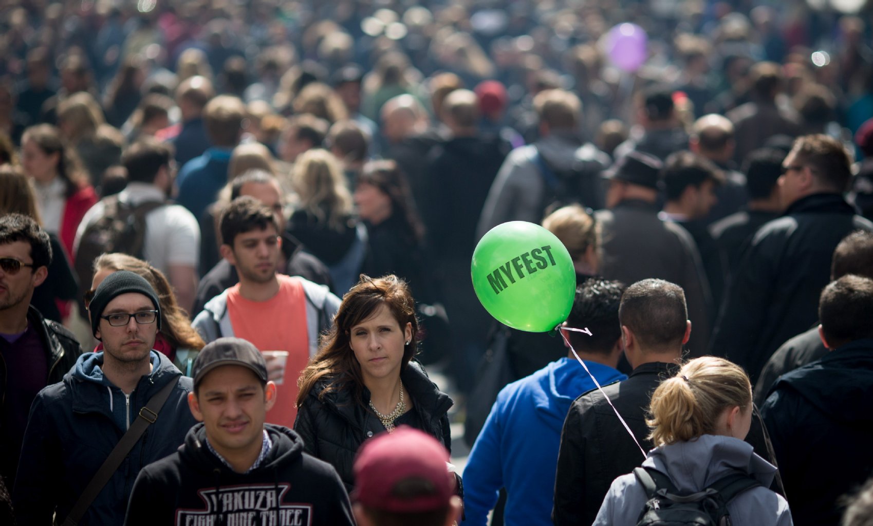 Ungefähr 40 000 Besucher feiern auf dem Myfest. Einige U-Bahnhöfe mussten aufgrund des Andrangs bereits gesperrt werden.