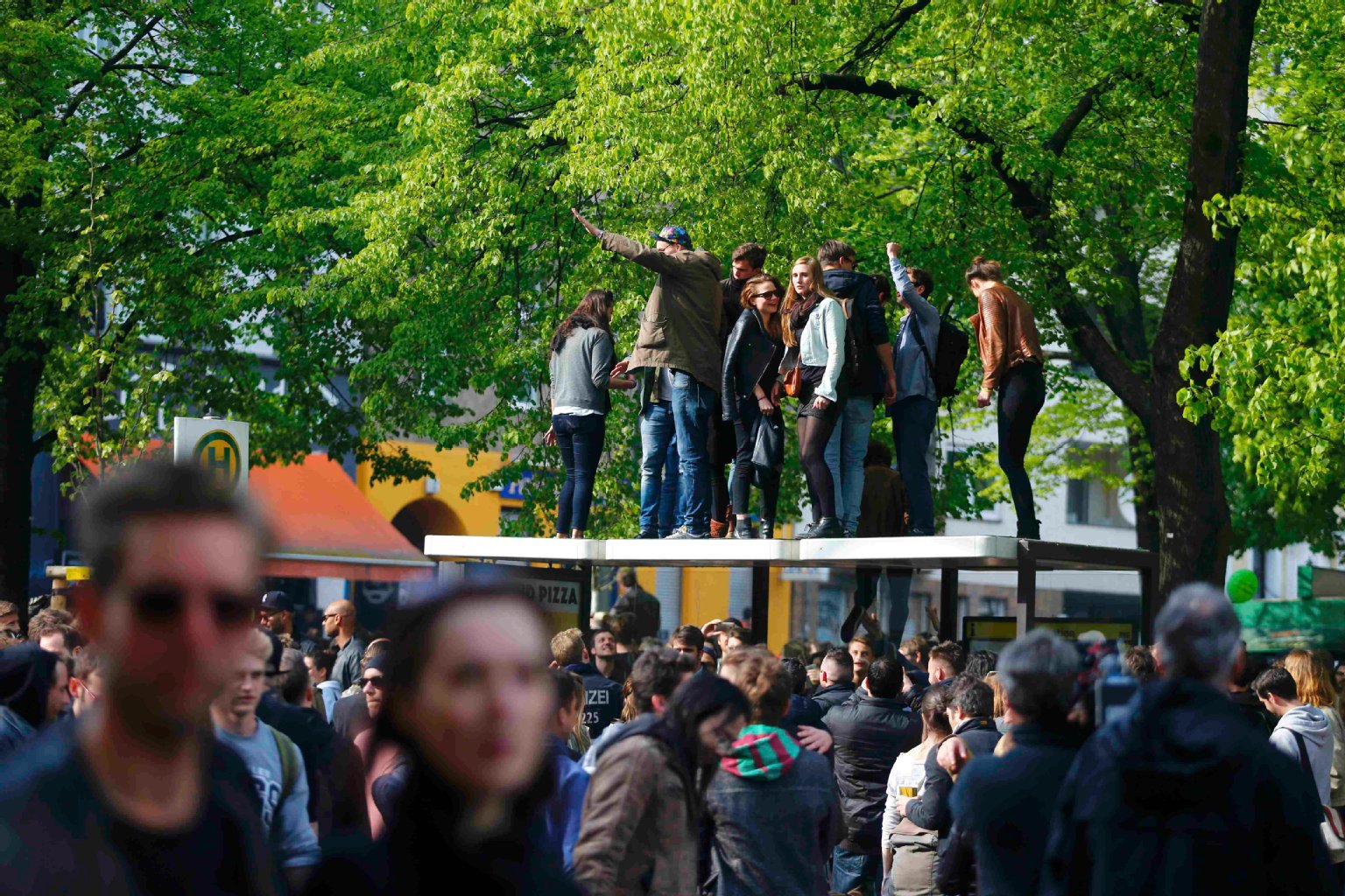 Am Spreewaldplatz in Kreuzberg startet die "Revolutionäre 1. Mai Demo" - und außerdem wird auf der Bushaltestelle getanzt.