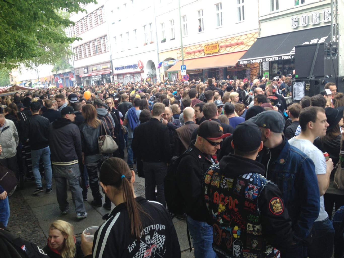 Auch auf der Oranienstraße feiern die Menschen dicht gedrängt.