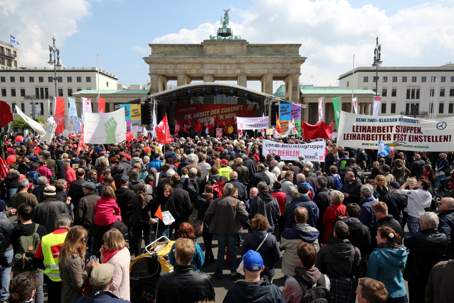 Und auch vorm Brandenburger Tor wird gefeiert. Um 11 Uhr fand hier die DGB-Kundgebund statt, nun läuft ein Kinder- und Familienfest.
