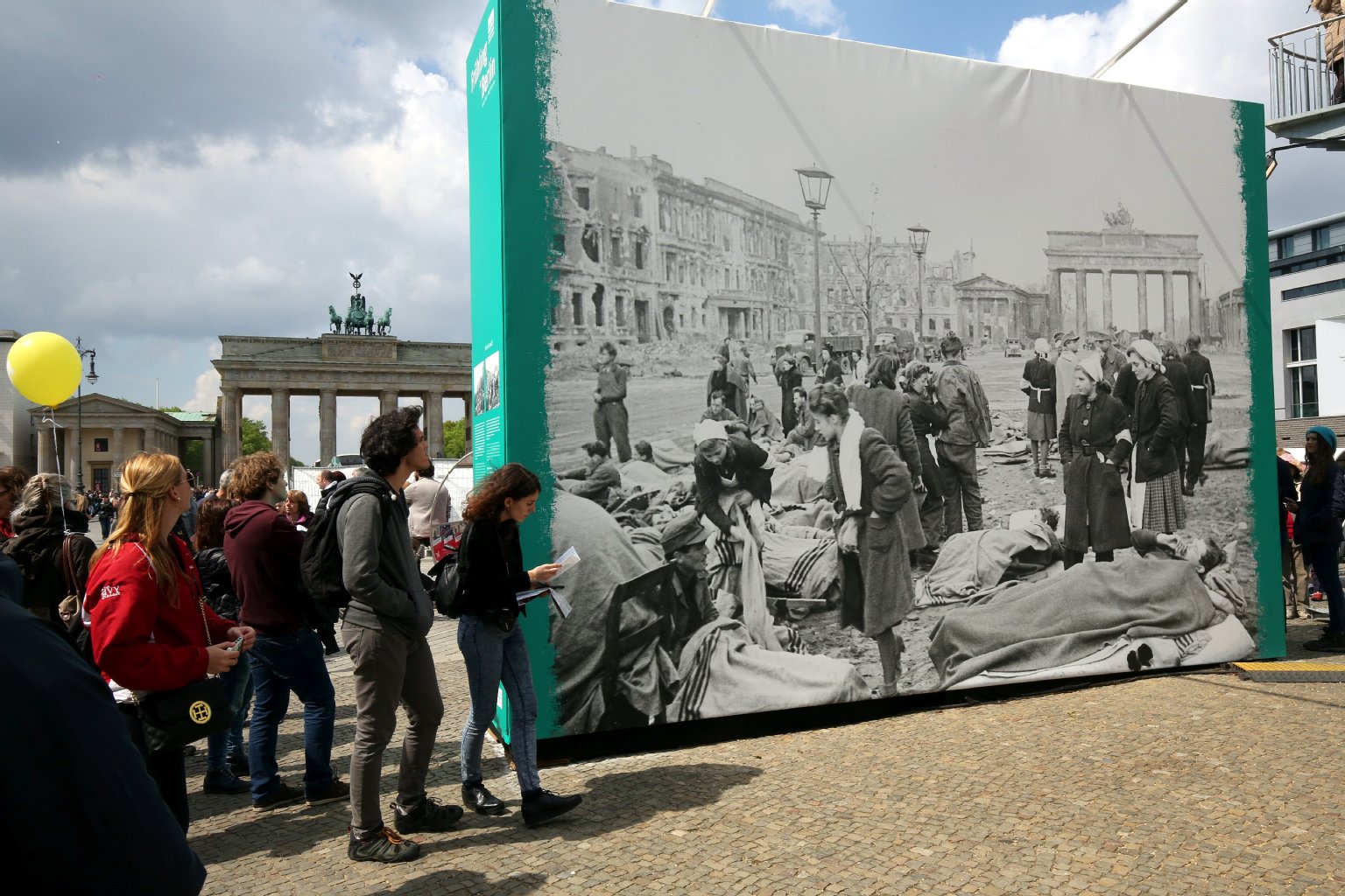 Das Wetter spielt auch mit. Vorm Brandenburger Tor kann man sich auf Schautafeln über die letzten Kriegsjahre des Zweiten Weltkriegs vor 70 Jahren informieren.