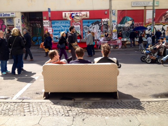 Wer woanders keinen Platz mehr zum Sitzen findet, holt seine eigene Couch.