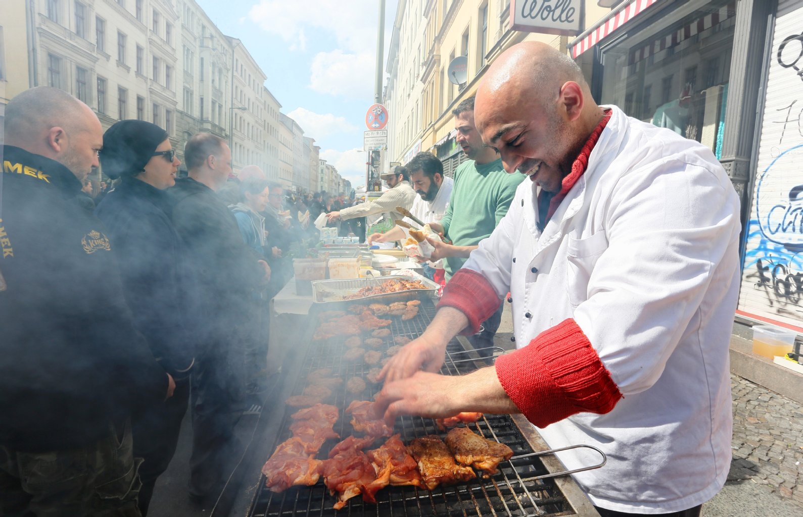 Deswegen gibt es auf dem Myfest auch jede Menge zu essen.