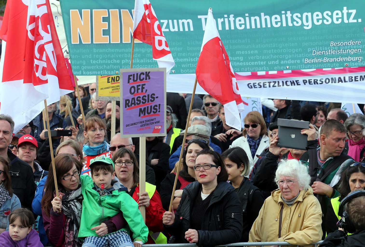 Teilnehmer der 1. Mai-Demonstration des Deutschen Gewerkschaftsbundes DGB vor dem Brandenburger Tor.