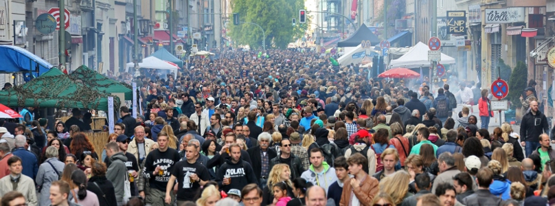 Auf dem MyFest in Kreuzberg drängen sich die Menschen dicht an dicht.
