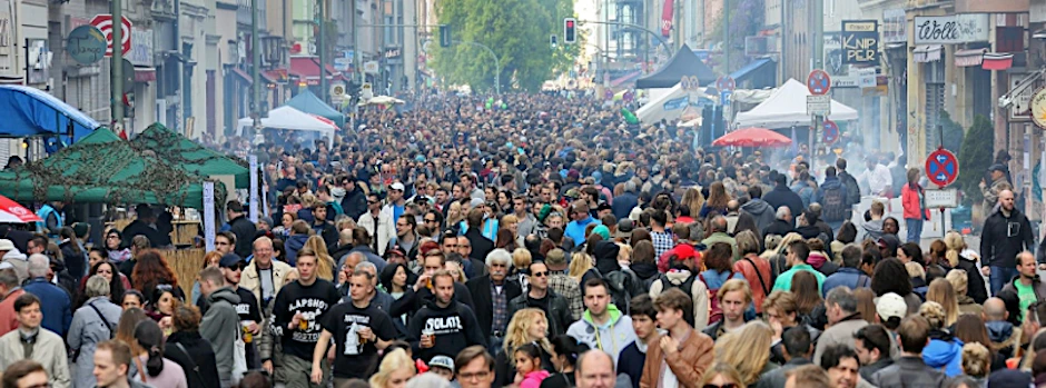 Auf dem MyFest in Kreuzberg drängen sich die Menschen dicht an dicht.