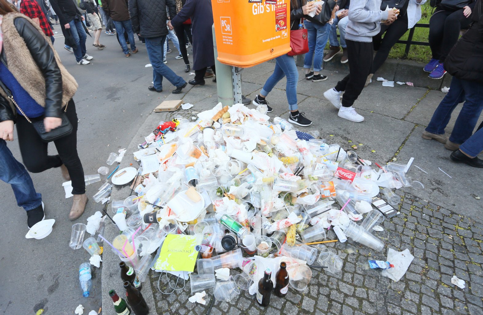 Viele Menschen machen viel Müll. Da platzt so manch ein Mülleimer einfach aus allen Nähten.