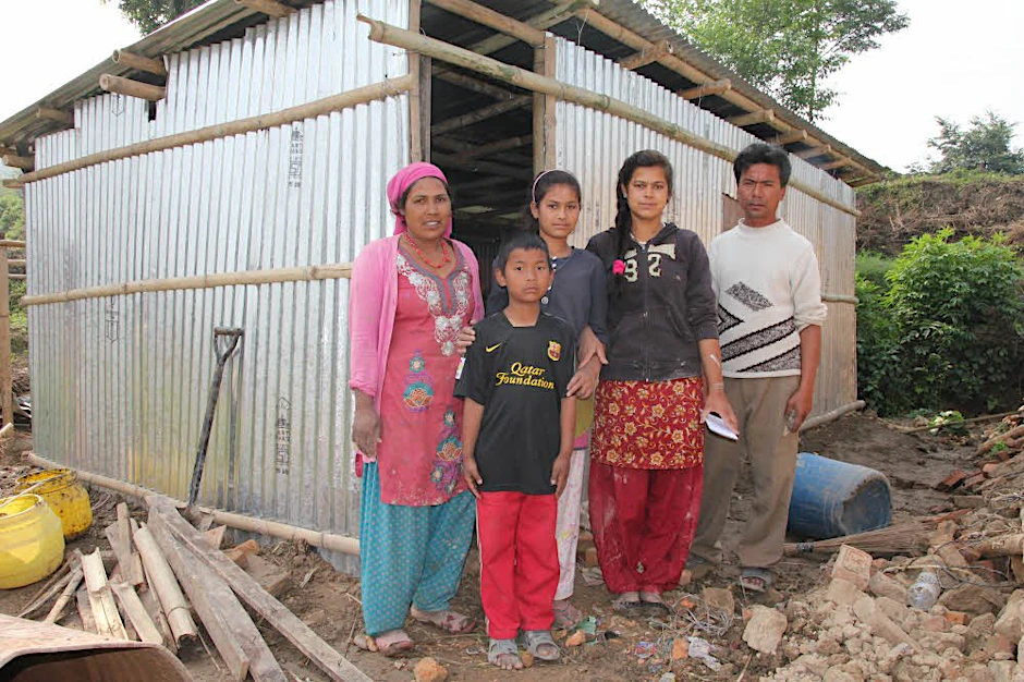 Die Familie Basnet vor ihrem neuen Zuhause in Bugmati, einem Vorort von Kathmandu.
