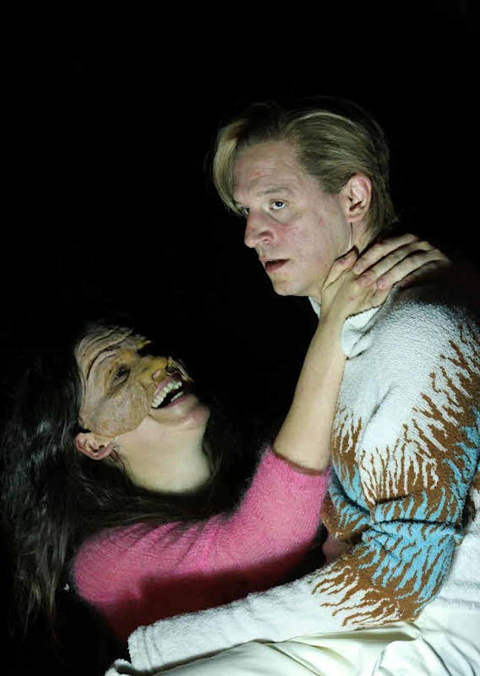 Gunhild (Julia Wieninger) zerrt an ihrem Sohn (Jan-Peter Kampwirths).