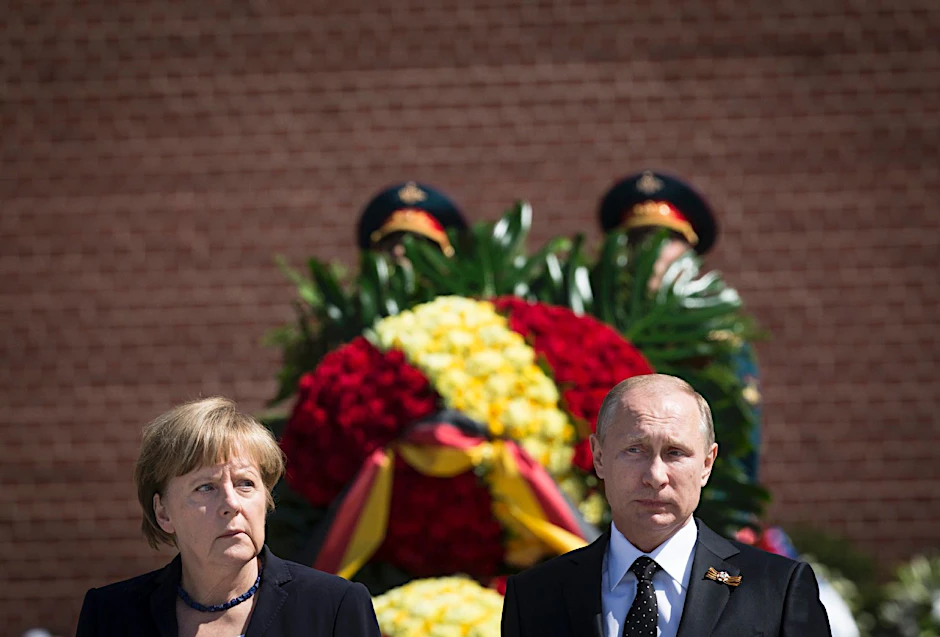 Einen Tag nach der großen Militärparade in Moskau treten Kanzlerin Merkel und Präsident Putin gemeinsam am Grabmal des Unbekannten Soldaten in Moskau auf.