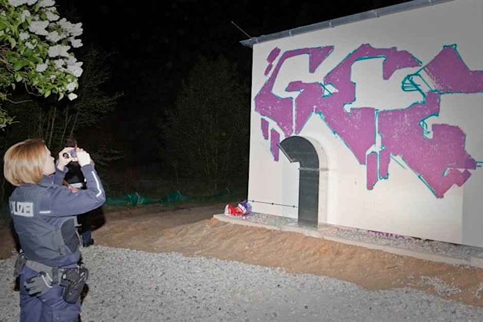 In der Nähe des S-Bahnhofs Wuhlheide in Köpenick wurde eine Wand mit Graffiti besprüht.