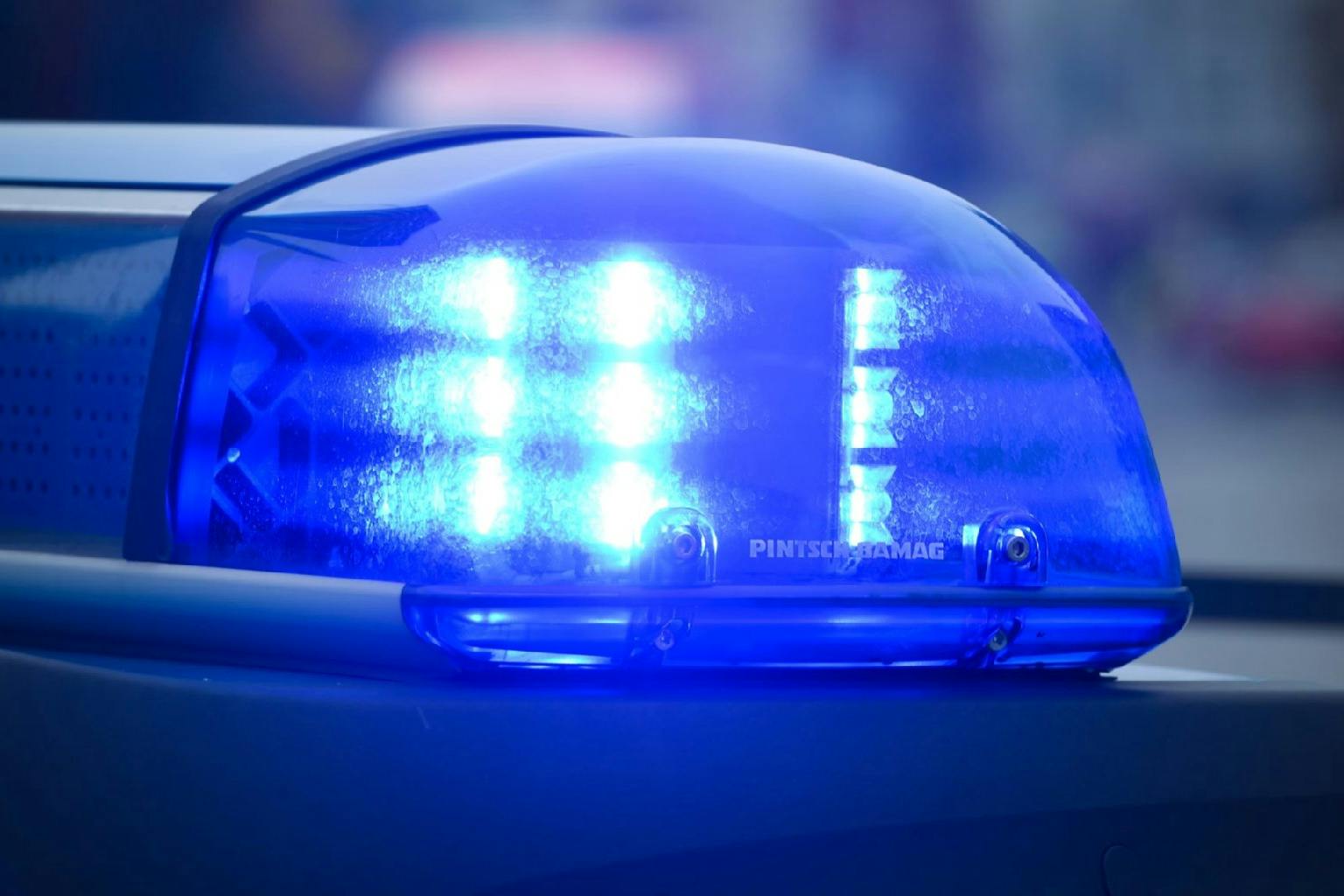 Blaulicht auf einem Einsatzfahrzeug der Polizei (Symbolbild)