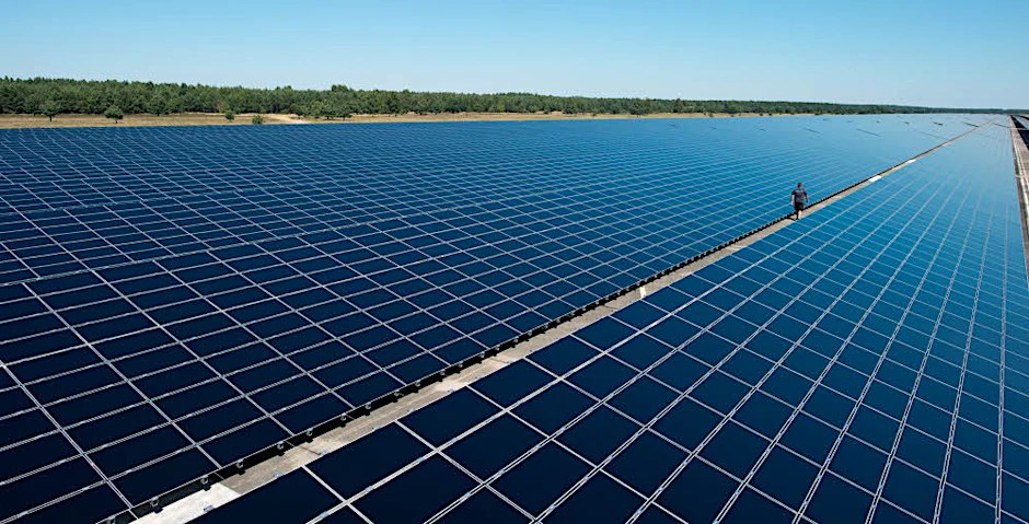 Immer begehrter bei Dieben: Oft stehen die riesigen Solarparks, wie dieser in Groß Dölln (Uckermark), auf ehemaligen Truppenübungsplätzen.