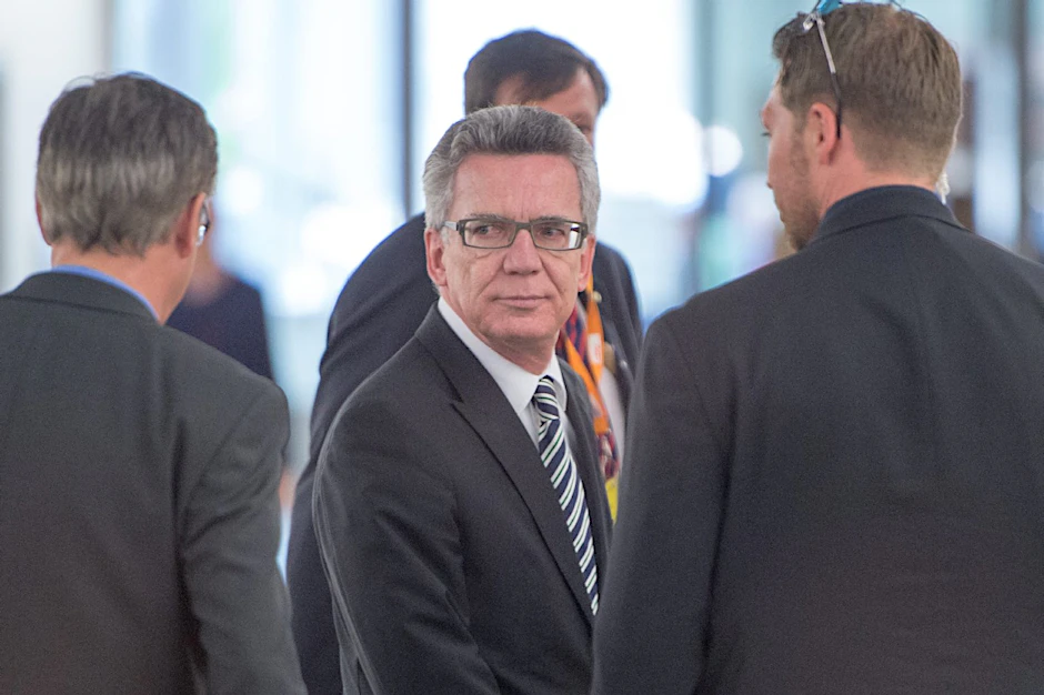 Bundesinnenminister Thomas de Maizière lässt das Personal im Bundesamt für Migration und Flüchtlinge massiv aufstocken: seine Strategie zum Thema Flüchtlinge.