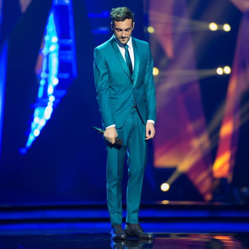 Auch Männer können Haute Couture: Aufsehen erregte Marco Mengoni, 2013 für Italien im Wettbewerb, in einem gut sitzenden, dunkeltürkisfarbenen Anzug von Massimiliano Giornetto, Kreativ-Direktor im Hause Salvatore Ferragamo.