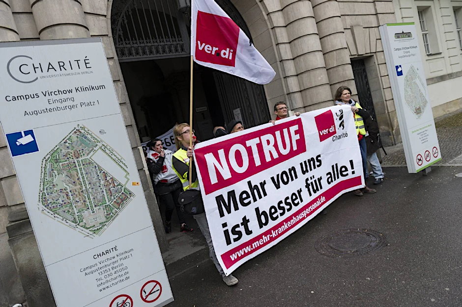 "Notruf: Mehr von uns ist besser für alle!" steht während des Warnstreiks der Beschäftigten der Charité am 28.04.2015 in Berlin auf einem Transparent.