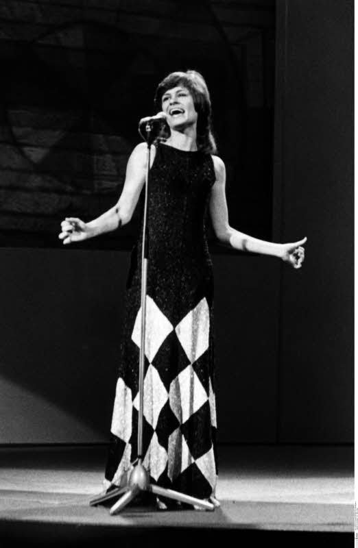 Mit Muster: Das Kleid der deutschen Sängerin Mary Roos – bodenlang, schwarz, mit schwarz-weißen Rauten – kam 1972 aus dem Hause Jil Sander.