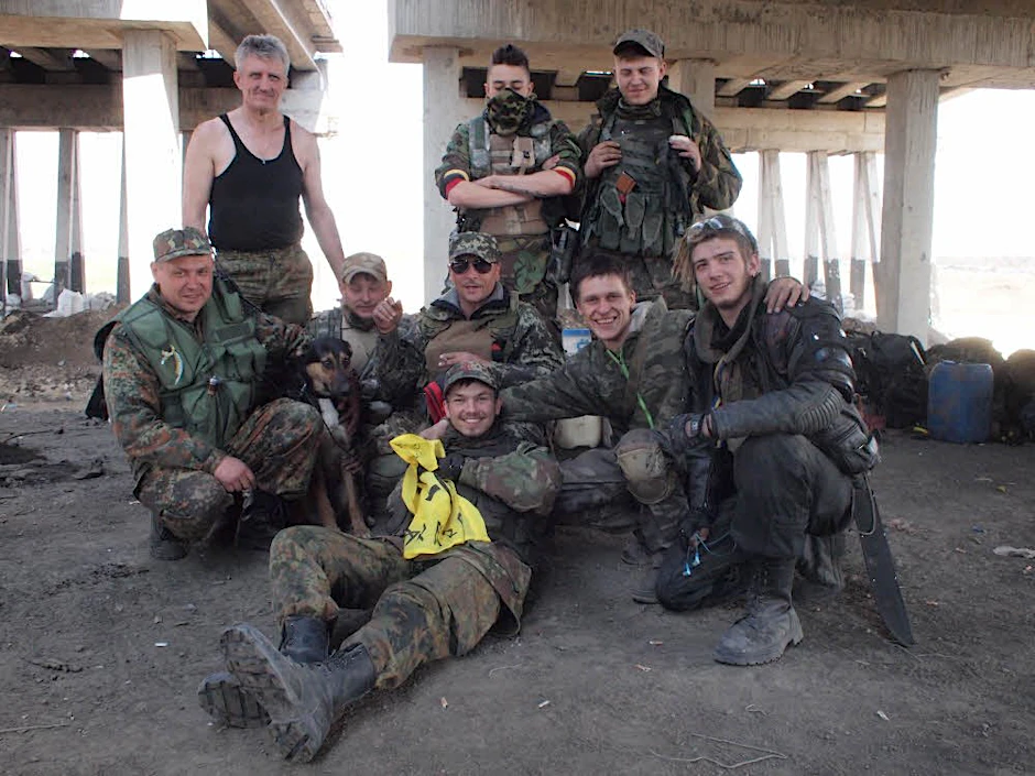 Unter eigenem Kommando: Mitglieder des ukrainischen Freiwilligenbataillons OUN samt Kompaniehund „Bender“, das in Peski gegen die Separatisten kämpft. Nur ungern wollen sich die irregulären Truppen in die Strukturen der ukrainischen Armee integrieren lassen.Christian Esch (2)