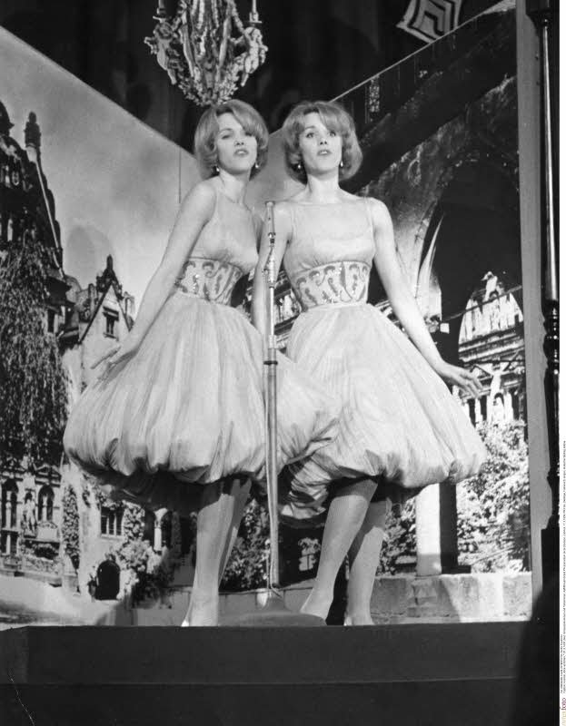 Doppelt kokett: Alice und Ellen Kessler 1959 beim Grand Prix Eurovision in Cannes.