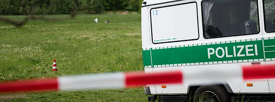 Mitarbeiter der Spurensicherung suchen am 16.05.2015 eine Wiese am S-Bahnhof Wuhletal in Berlin-Kaulsdorf (Berliner Bezirk Marzahn-Hellersdorf) ab.